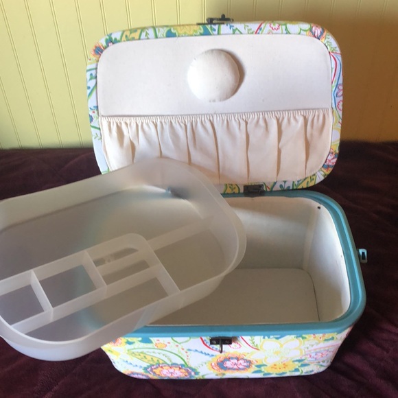 Padded Floral Sewing Box with Tray LIKE NEW - Picture 4 of 7
